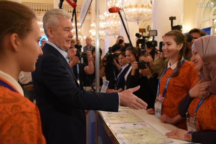 Мусульманка отказалась пожать руку мэру Собянину