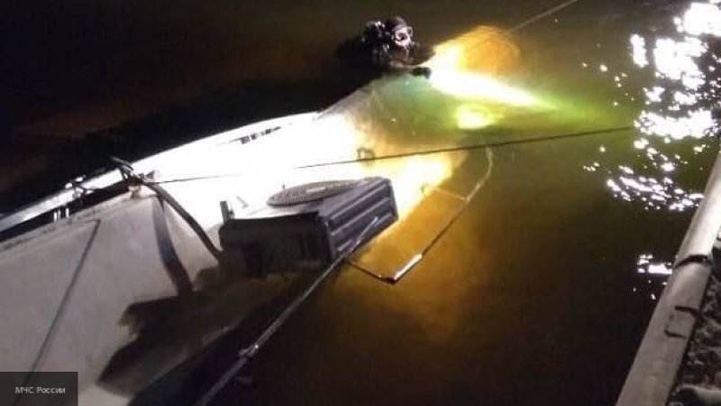 На Волге баржа подмяла “пьяный” катамаран, 10 погибших (ВИДЕО)