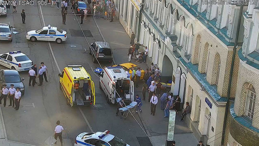 Наезд таксиста на толпу пешеходов в центре Москвы попал на видео