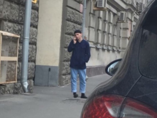 СМИ раскрыли национальность и мотивы юноши в шапочке, изрезавшего полицейского в Москве