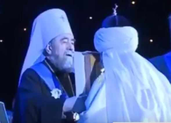 Зачем верховный муфтий целует икону (ВИДЕО)