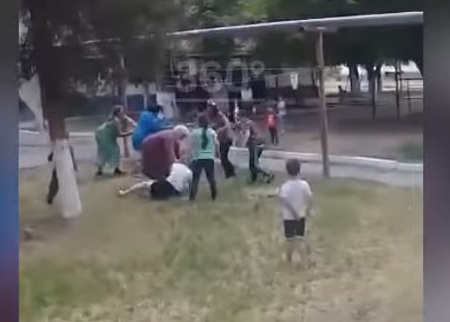В соцсетях шокированы дракой жительниц Чечни на детской площадке (ВИДЕО)