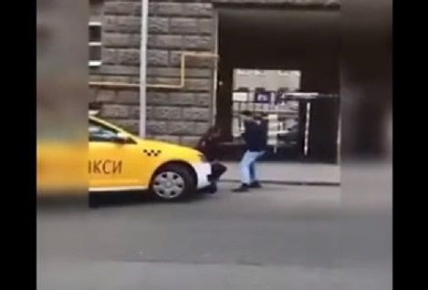 В Москве мужчина с кавказским акцентом пришел на помощь раненому полицейскому