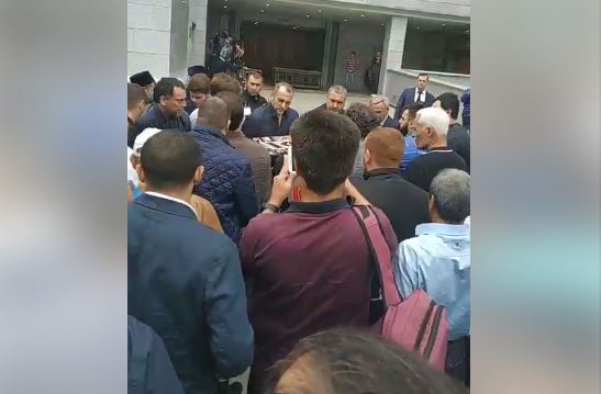 Тело Орхана Джемаля при большом стечении людей доставили в Соборную мечеть Москвы (ВИДЕО)