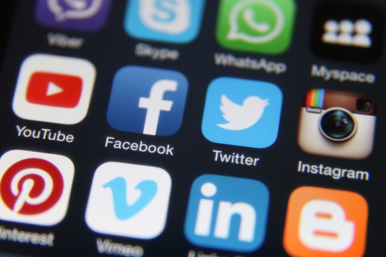 Facebook и Twitter массово удалили страницы, связанные с Россией и Ираном