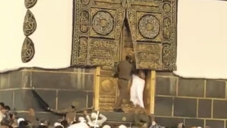 В Мекке паломник попытался открыть дверь Каабы (ВИДЕО)