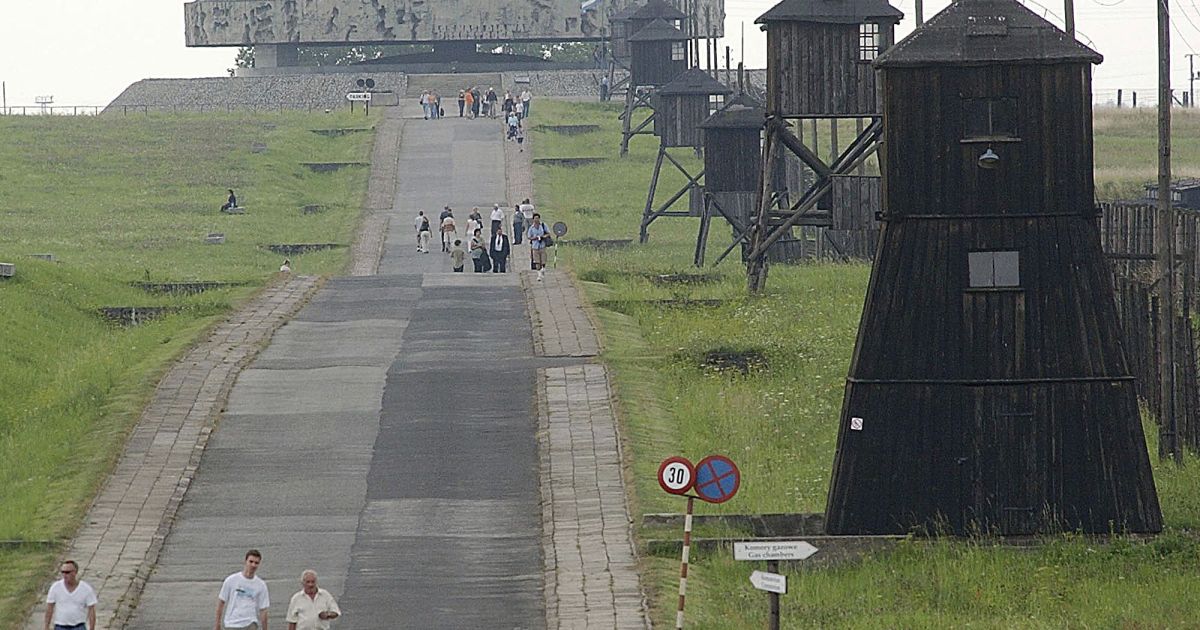 Израильские подростки станцевали и оголили зады в лагере смерти