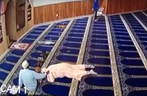 Визит психопата в мечеть привел к непредвиденным последствиям (ВИДЕО)