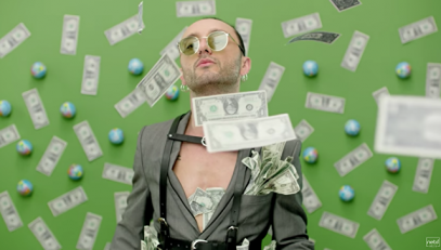 Турецкую поп-звезду подвёл клип с долларами (ВИДЕО)