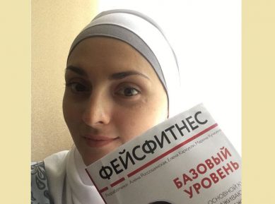 Российская мусульманка овладела экзотической профессией, чтобы делать людей красивее