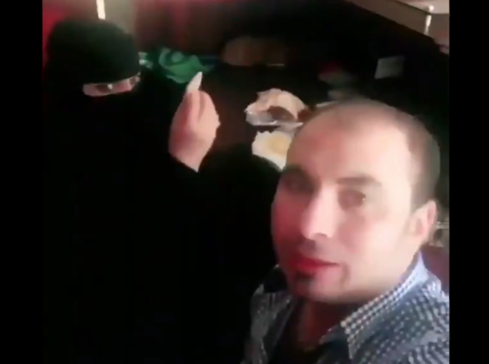 Стала известна участь саудийки, прилюдно покормившей чужого мужчину с рук