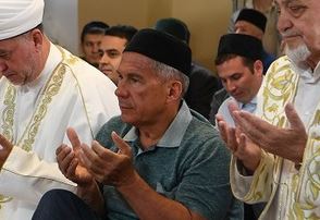 Минниханов совершил намаз на японской земле