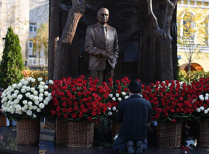 В Москве открыли памятник “выдающемуся сыну узбекского народа”