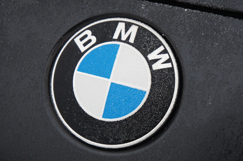 Чем привлекательна одежда с атрибутикой и принтами BMW?
